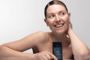 Vrouw poseert met NAD+ NRgize+ supplementen